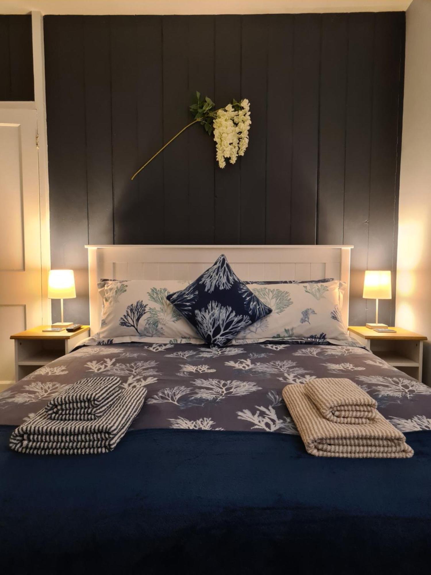 The Hideaway - Luxury Townhouse Villa แวร์แรม ภายนอก รูปภาพ